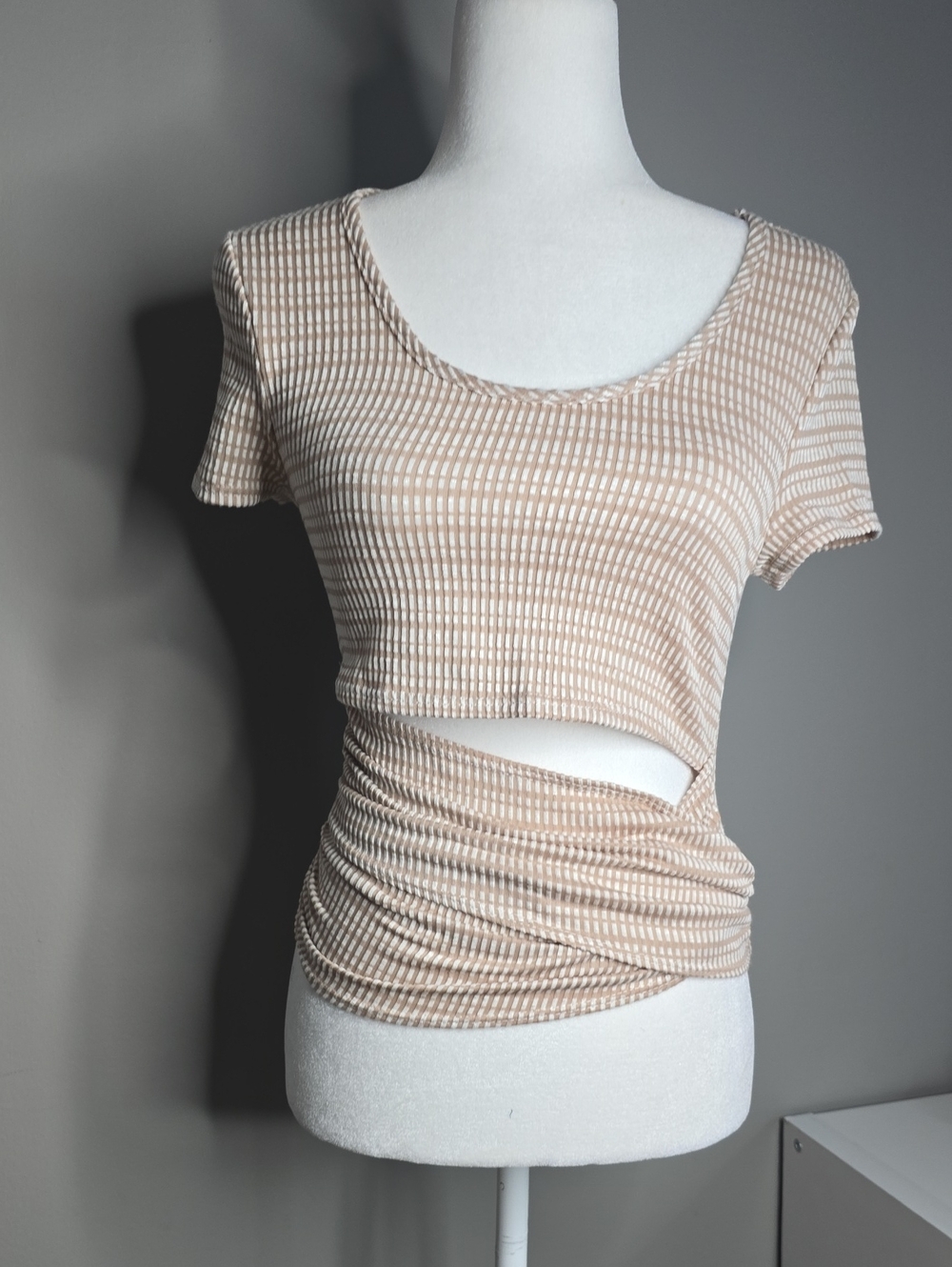 Women’s Beige Short Sleeve Cutout Ribbed Crop Top